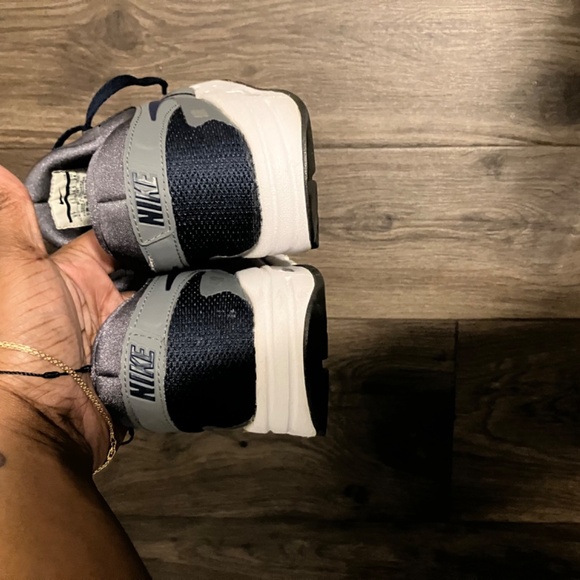 Authentic Nike sneakers size 6y - Picture 2 of 5